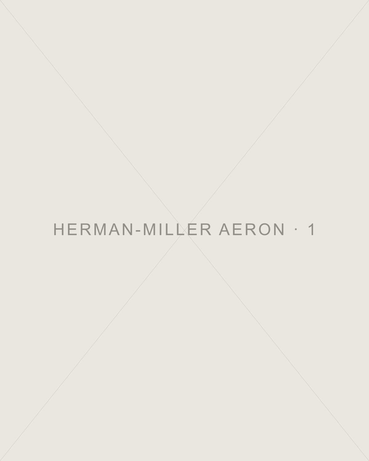 Fauteuil Herman Miller Aeron taille B vu de trois quarts sur fond neutre