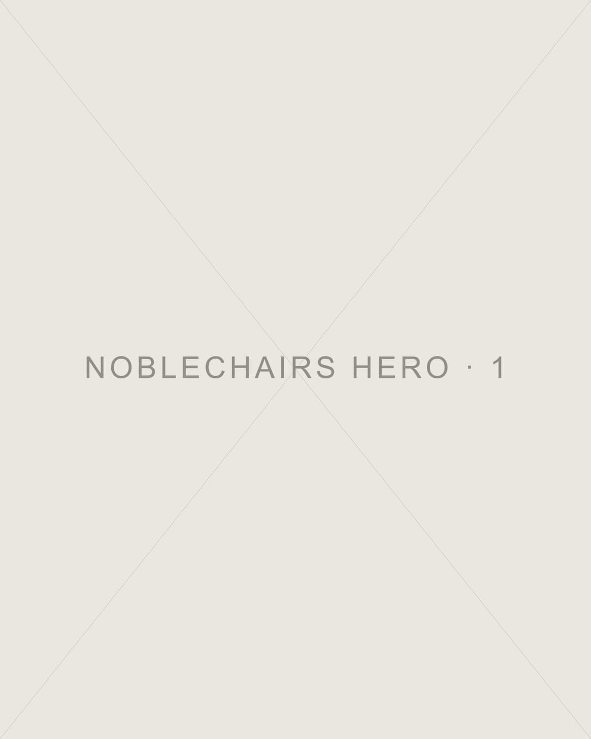 Siège gaming Noblechairs Hero noir vu de trois quarts sur fond neutre
