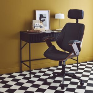 Chaise de bureau sweeek à coque effet noyer et assise noire