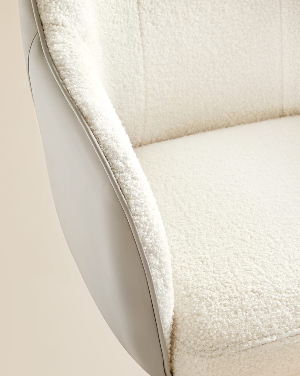 Chaise de bureau SONGMICS beige avec assise rembourrée, dossier courbé et roulettes — vue 3