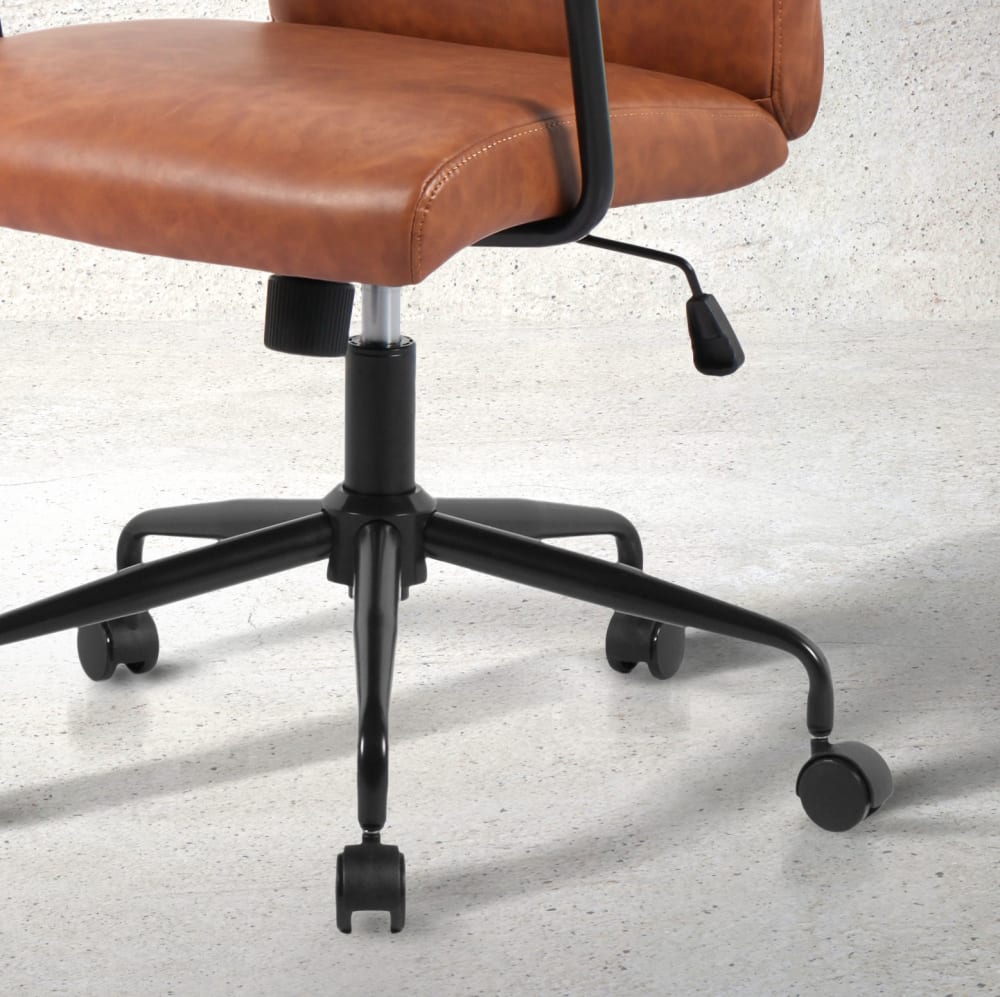 Chaise de bureau Hispanohogar marron avec accoudoirs, roulettes et base noire — vue 5