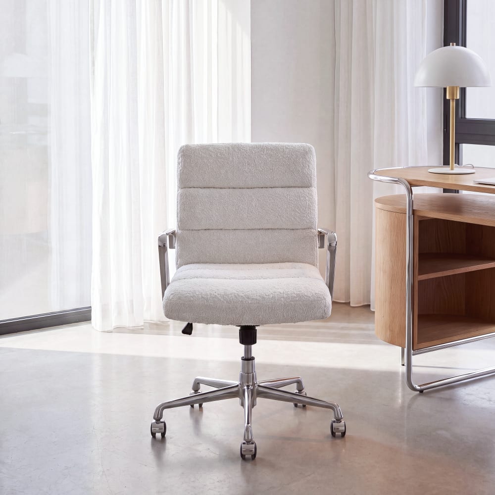 Chaise de bureau Sigmund en tissu bouclette beige avec piétement aluminium