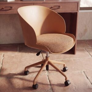 Chaise de bureau Levi caramel avec assise en tissu tramé et roulettes