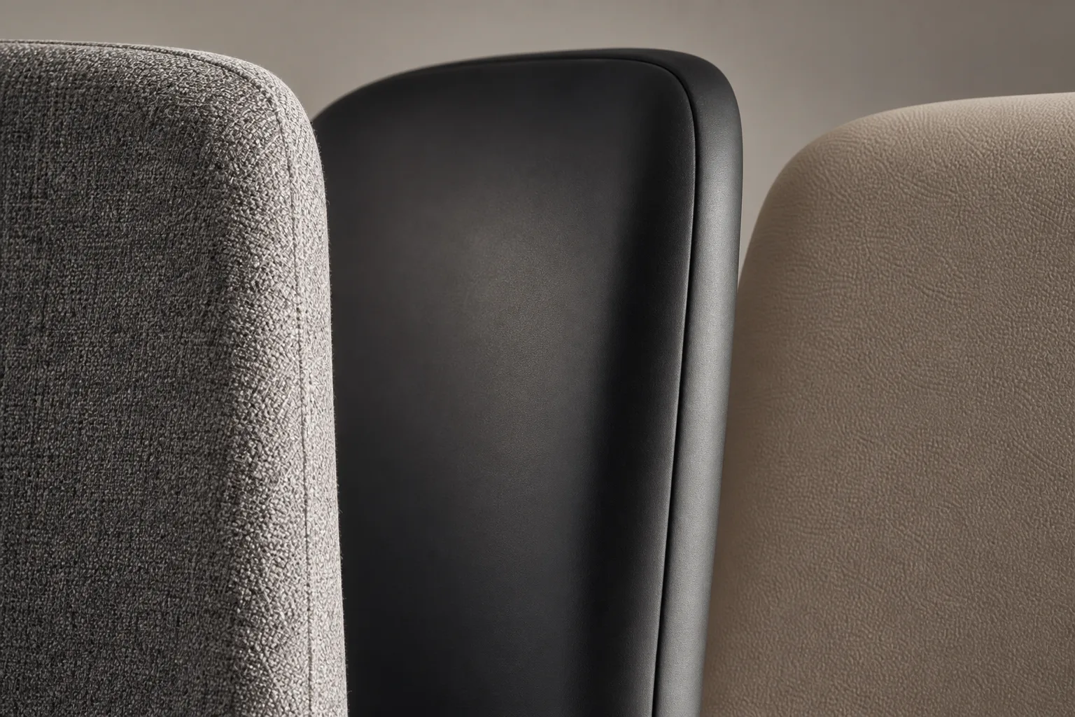 Trois revêtements de chaises de travail montrent une texture en tissu chiné, une surface noire mate et une finition beige grainée.