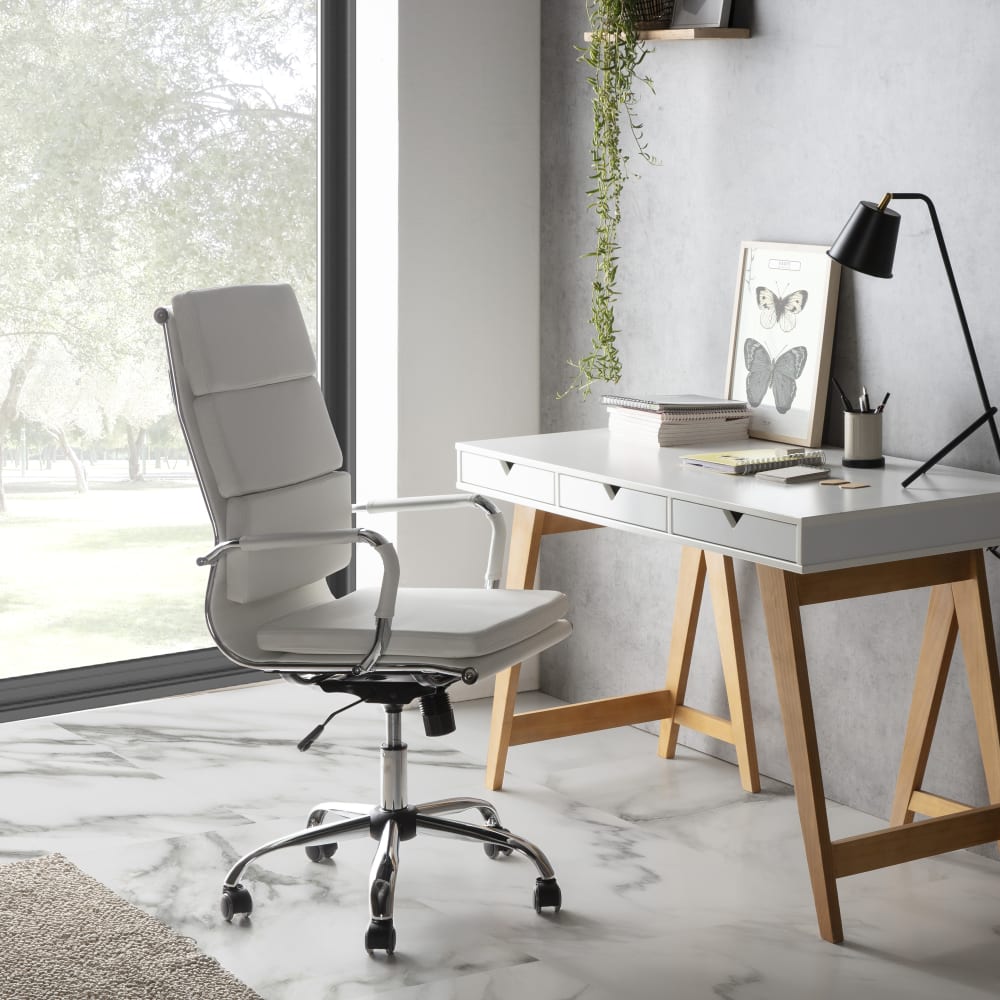 Fauteuil de bureau MORGAN blanc avec accoudoirs rembourrés et base argentée — vue 2
