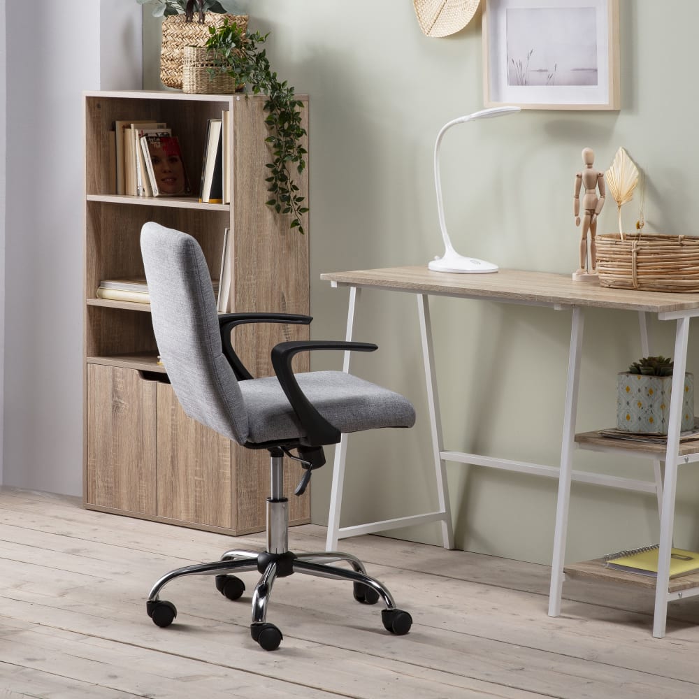 Fauteuil de bureau HOMN Teo matelassé en tissu gris clair avec accoudoirs noirs — vue 2