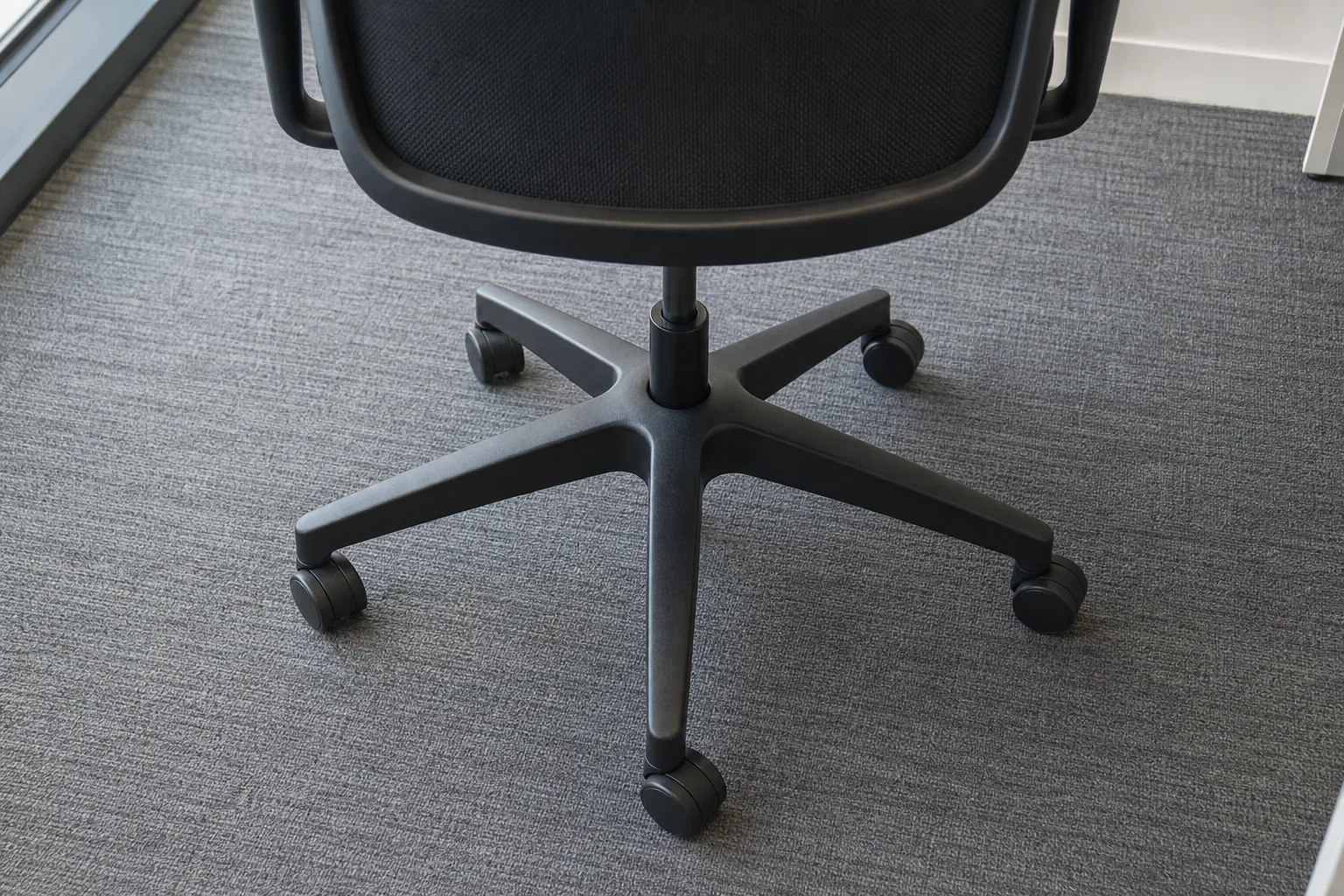 Piètement étoile d’un siège de bureau, avec ses branches disposées autour de la colonne centrale.