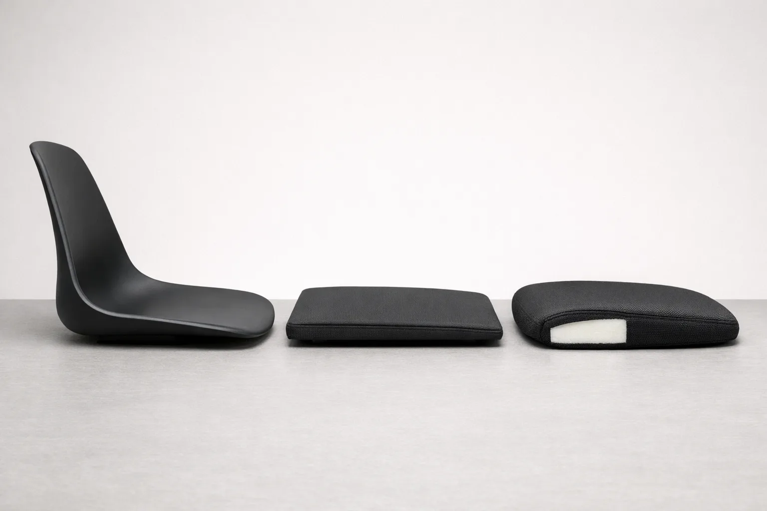 Trois profils d’assise de bureau : coque moulée, panneau plat et mousse ferme recouverte de tissu.