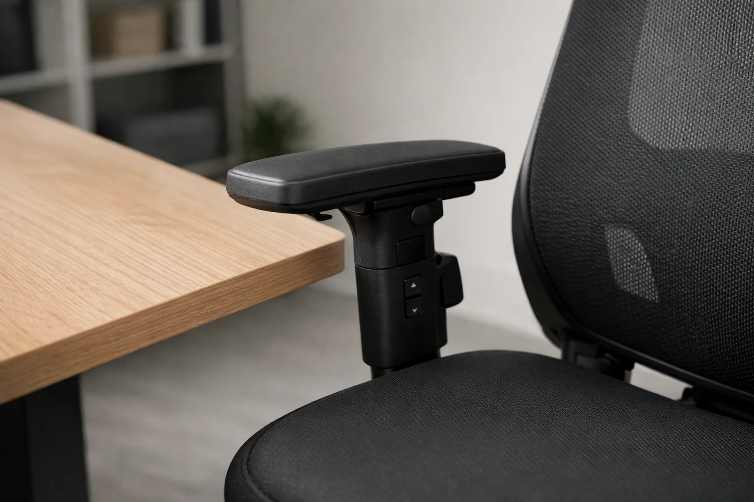 Accoudoir réglable d’un fauteuil placé près du bureau avec un espace libre pour le bras gauche.