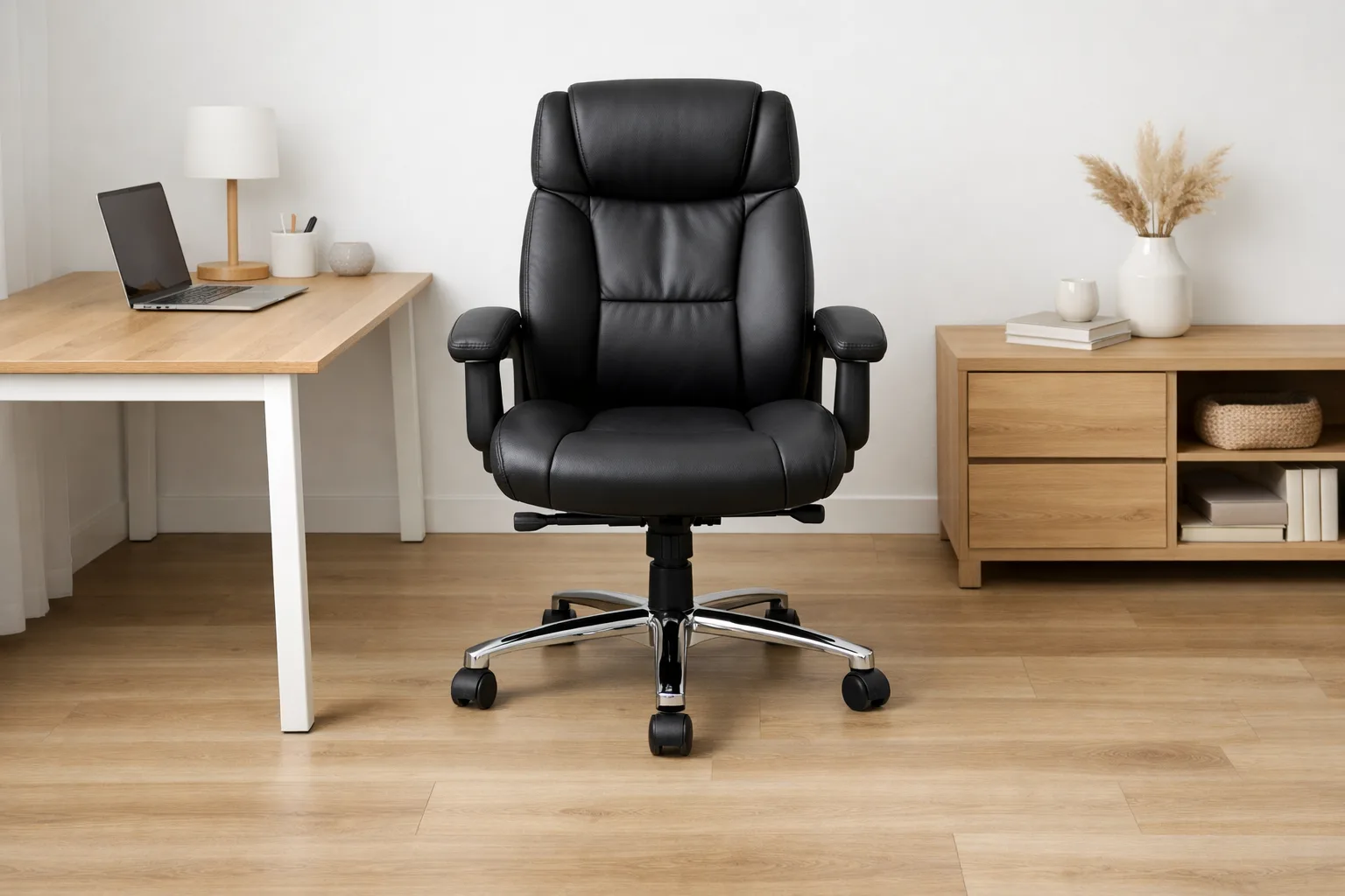 Fauteuil de bureau placé entre un bureau et un meuble bas, avec l’espace latéral autour du siège visible.