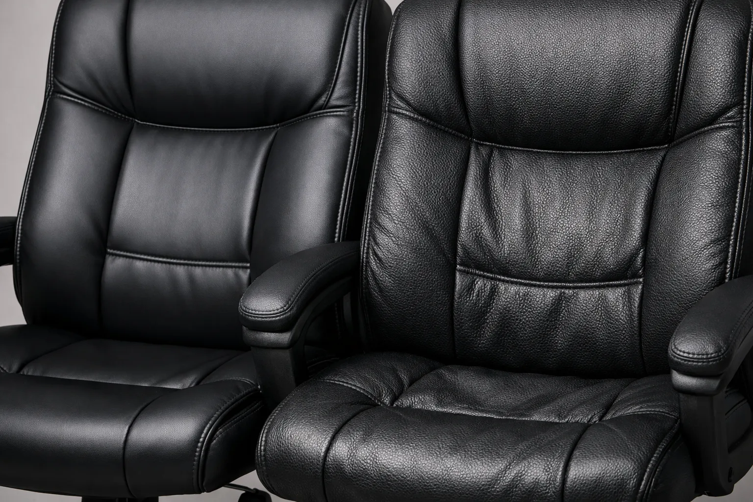 Deux assises de fauteuil de bureau en similicuir noir, l’une lisse et l’autre grainée, avec leurs coutures visibles.