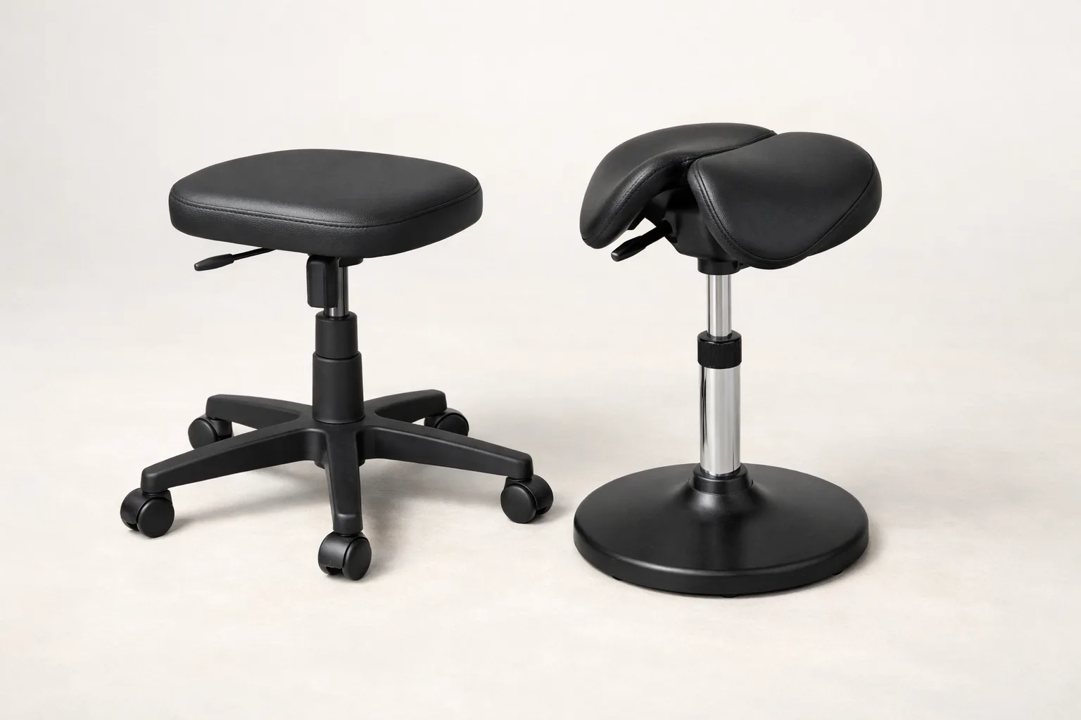 Deux tabourets de bureau côte à côte, l’un à assise plate et l’autre en forme de selle.